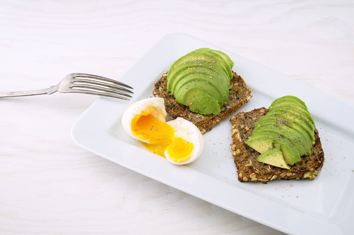 Cinnamon Cloud Protein French Toast med bær og cremet topping